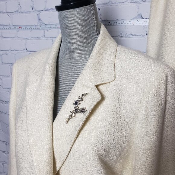 Tahari 3 Piece Set - Long Jacket with lovely brooch pin and skirt size 16 NWT - Picture 3 of 16
